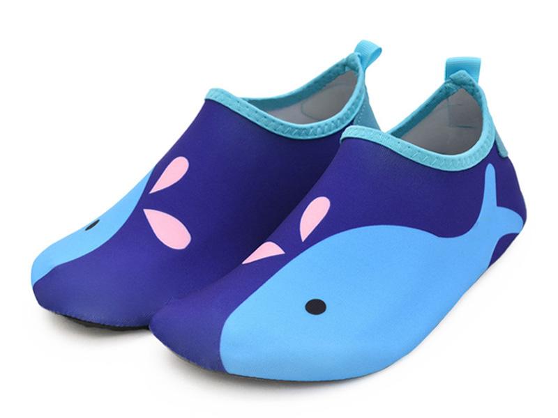 Breathable mesh swimming shoes in water